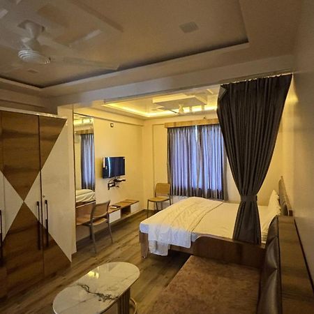 Royal Pure Veg Restaurant And Lodging Hotel Ambegaon Exterior photo